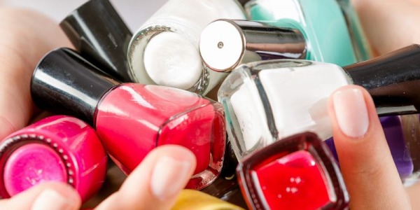 La UE prohíbe dos ingredientes en esmaltes… te contamos por qué nos alegra